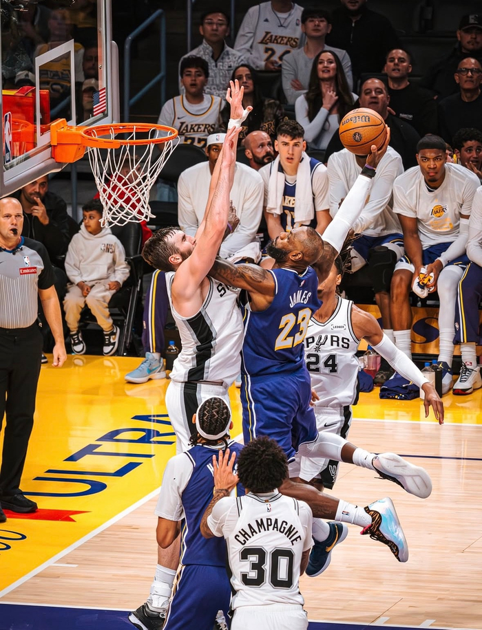 包含太狠了！深圳男篮门线救险备战全明星赛詹姆斯在日本队比赛中高光表现，转会期比利亚雷亚尔备战法国杯的词条